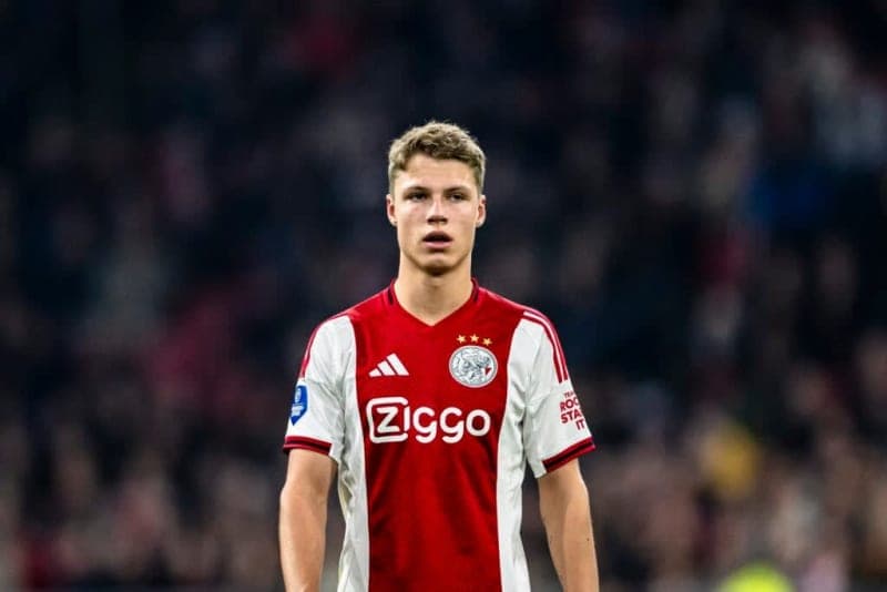Manchester United step up checks for Ajax’s 18-year-old talent Sean Steur