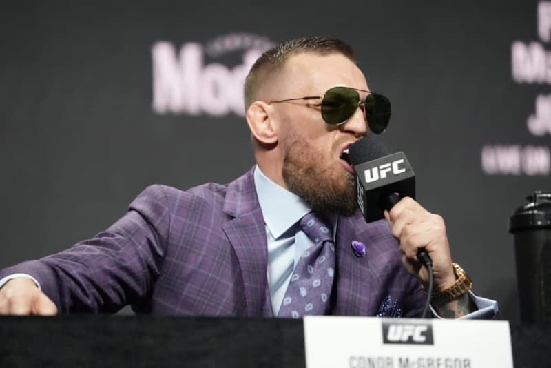 Conor McGregor backs Mayweather to win comfortably in early prediction for Pacquiao rematch