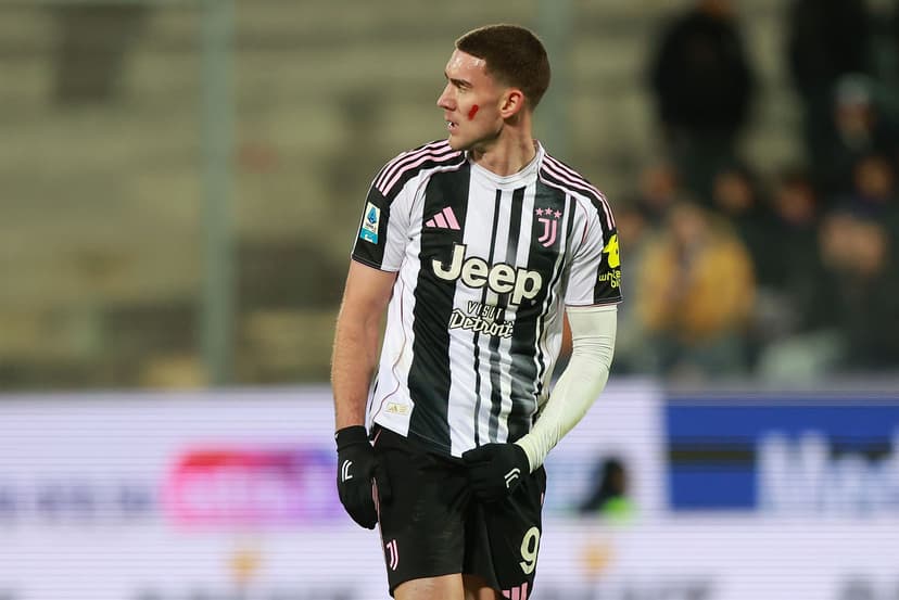 Pundit explains why Juventus is struggling to sign Vlahovic to a new deal