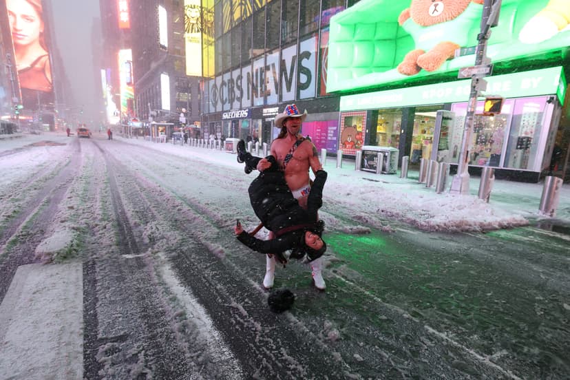 Severe Snowstorm Hits Northeastern USA, Causing Power Outages and Travel Chaos