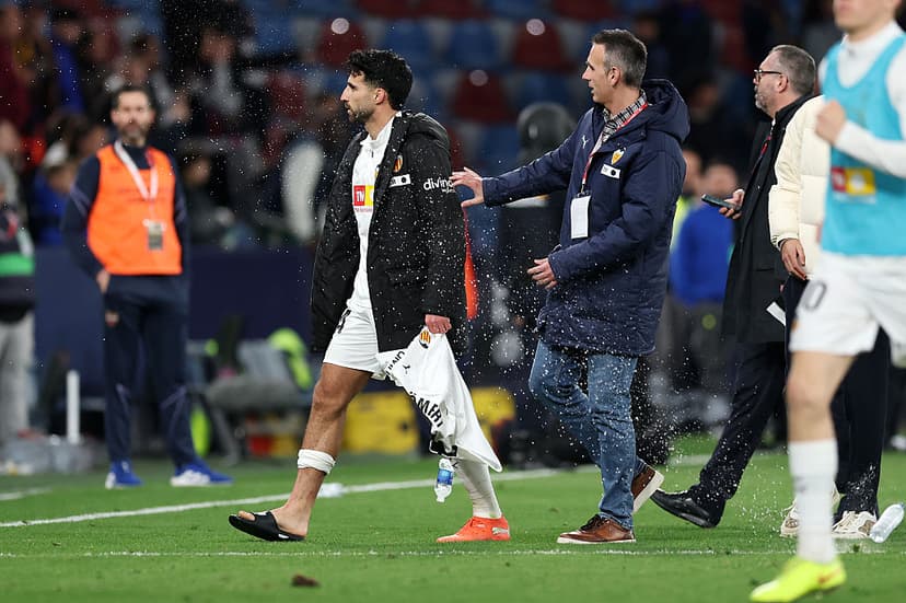 La Liga Reports Bottle Thrown at Comert and Abuse Aimed at Pepelu