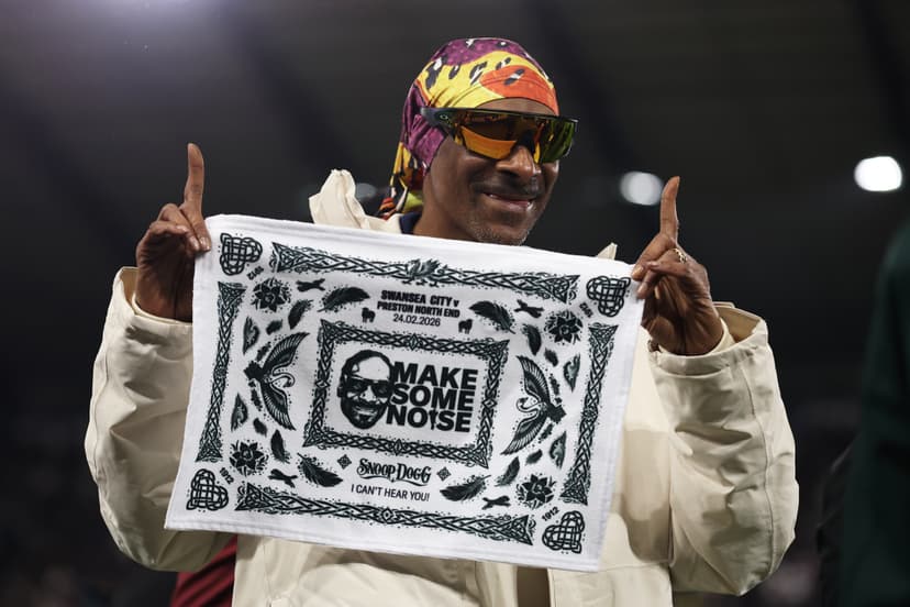 🎥 Snoop Dogg turns up at the stadium, brings the party to the pitch