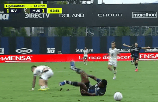 ⚠️ Shocking scenes: reckless tackle leaves player badly injured in Ecuador