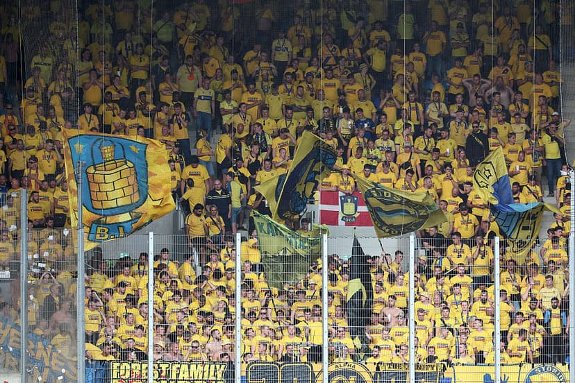 🎥😅 Couldn't see a thing: fans take down the fence themselves