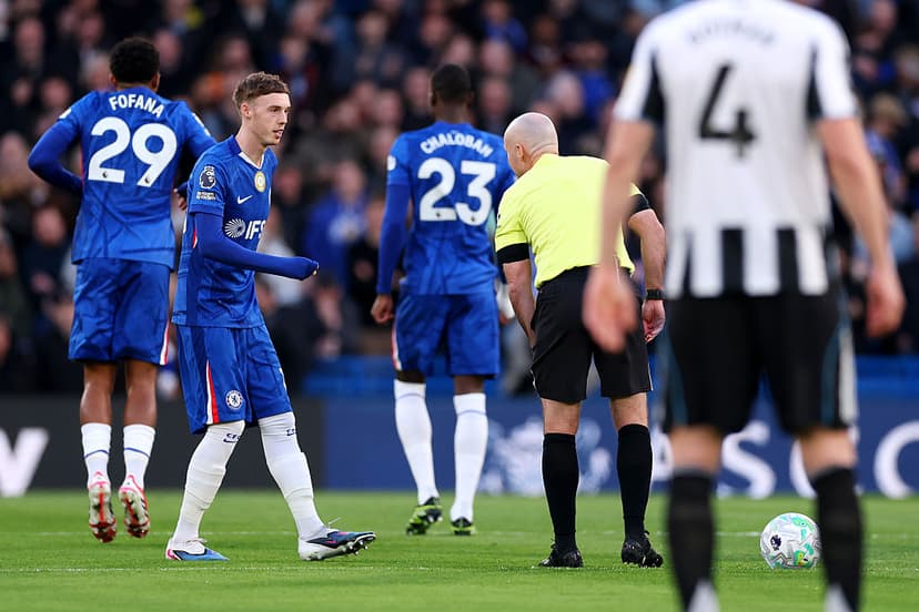 🤣 Part of the squad? Referee pulls off bizarre moment with Chelsea team 🎥