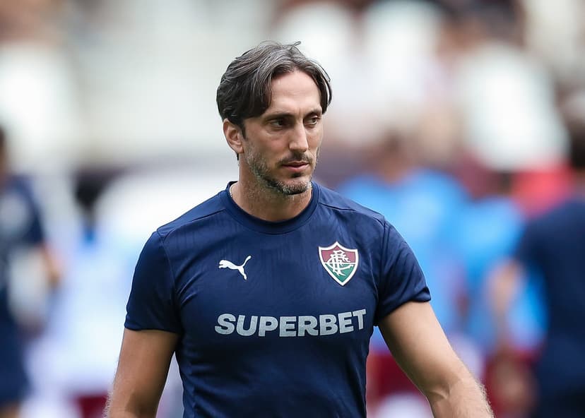 Manager storms pitch after red card in Carioca madness 📹