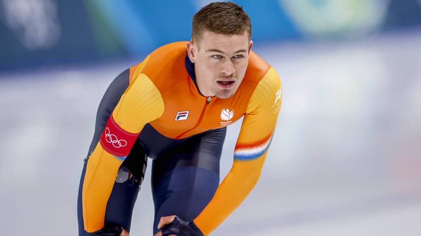 Olympic speed skater's caked up booty has the gays obsessed