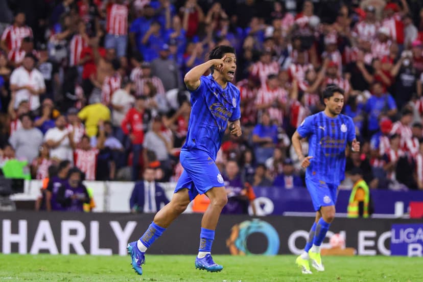 Victory returns! Chivas come from behind against Atlas to win the Clásico