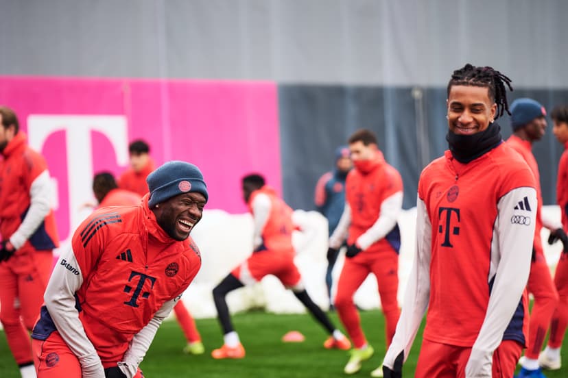 Bayern Munich Players and Coach Thank Staff for Clearing Snow Off Training Ground