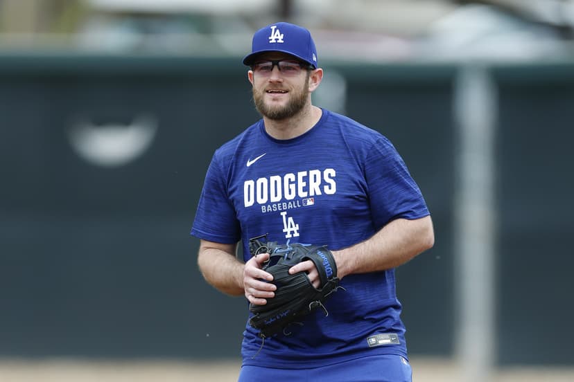 The many Dodgers contracts of Max Muncy