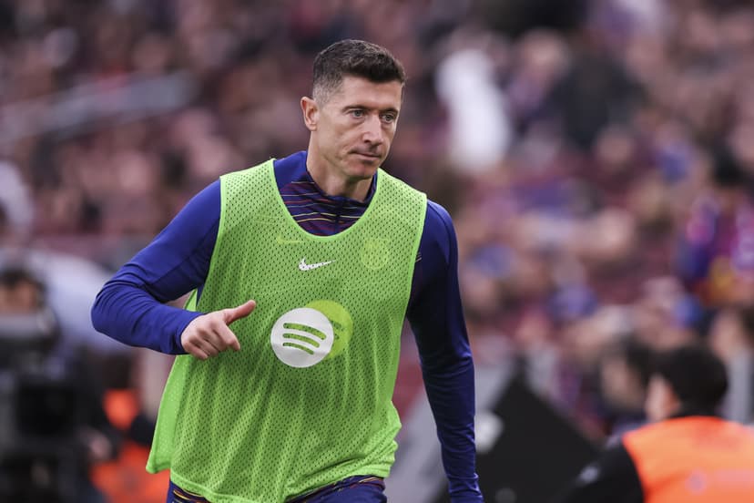 Robert Lewandowski trains in a mask, hoping to make swift return for Barcelona