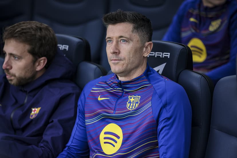 When will Robert Lewandowski return for Barcelona after fracturing eye socket?