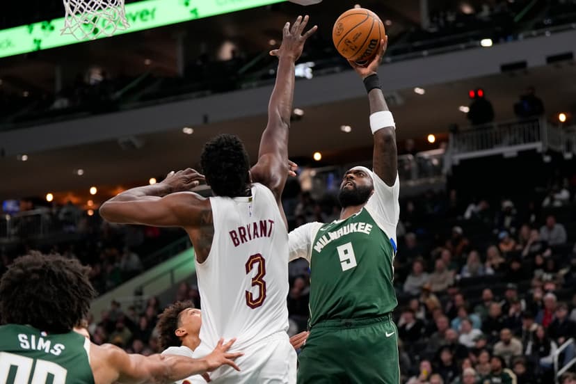 Milwaukee Bucks star shares heartwarming rock, paper, scissors game with young fan