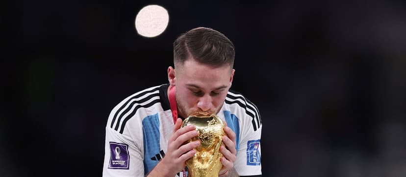 Manchester United Pursues Liverpool Midfielder Alexis Mac Allister