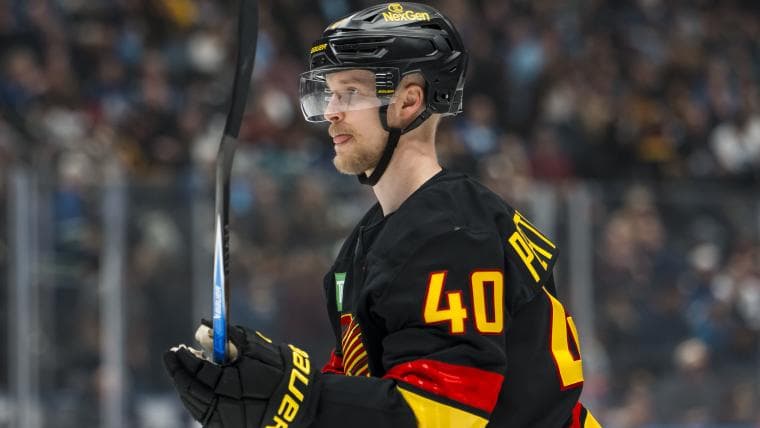 Canucks' Eliass Pettersson went more than an hour of ice time between shots