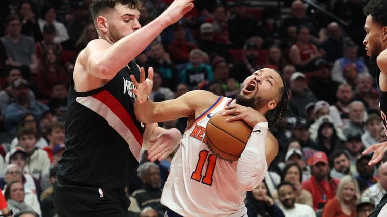 Mike Brown hits back on the "foul-baiter" narrative put on Knicks star Jalen Brunson