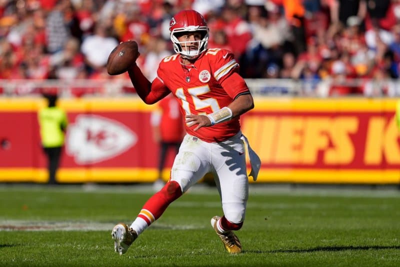 Chiefs Restructure Patrick Mahomes' Contract, Clearing $43M in Cap Space