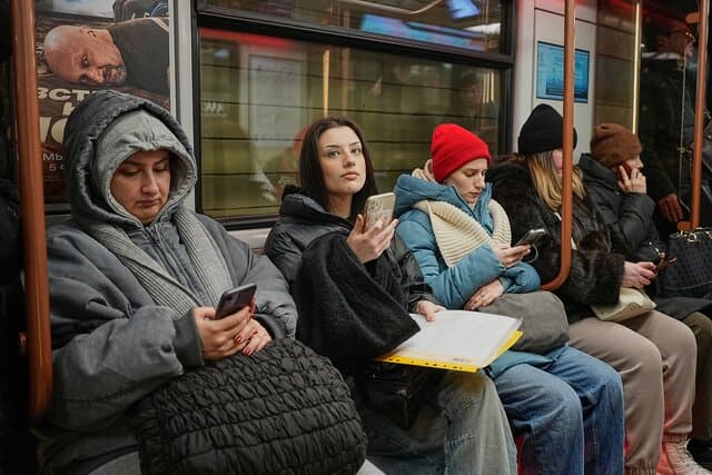 Kremlin Cites Security for Mobile Internet Cuts, Muscovites Resign to Blackouts