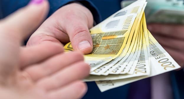 Another elderly person scammed, gave 2,000 euros, but did not receive the service nor got his money back