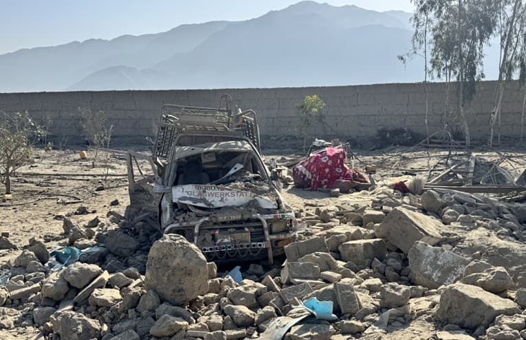 Pakistan attacks rebels in Afghanistan after suicide bomber attacks soldiers