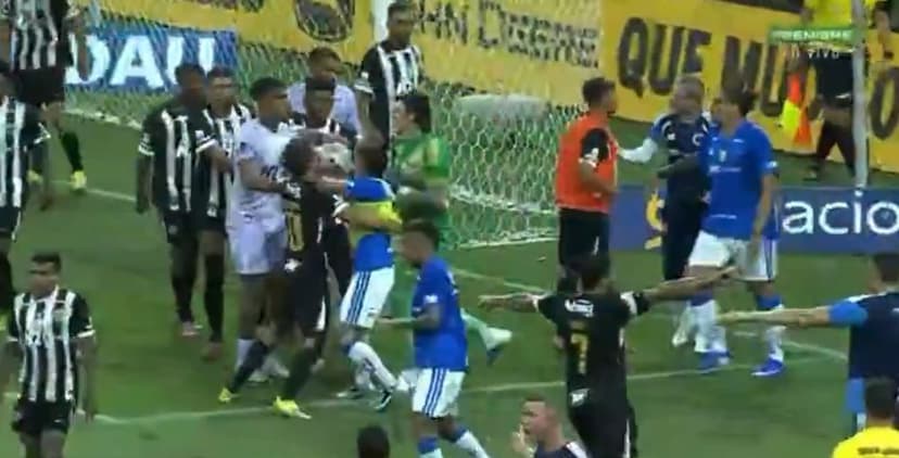 Unreal scenes: Mass brawl at a football match, 23 red cards awarded (VIDEO)