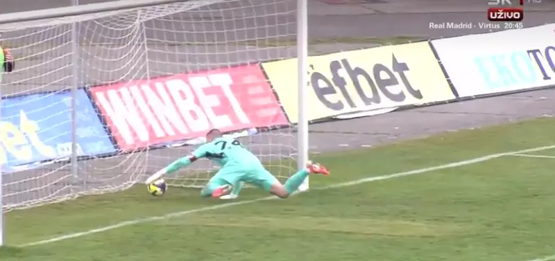We rarely see this: Goalkeeper concedes a comical goal in Bulgarian championship (VIDEO)