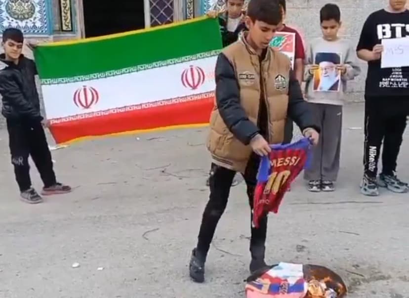 Iranian children massively burn Lionel Messi jerseys, offended by meeting with Trump (VIDEO)