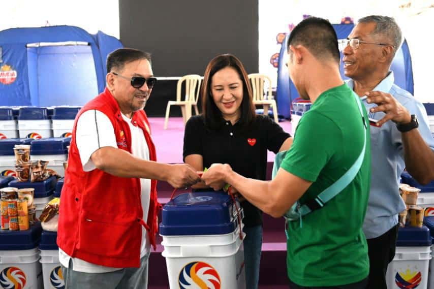 PCSO, MMDA, QC extend immediate aid to 2,000 families affected by fire