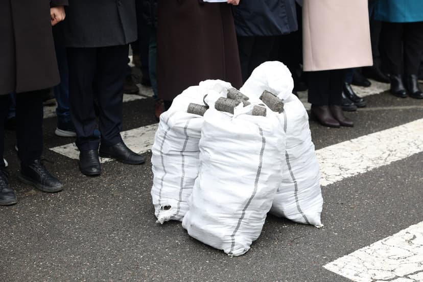 Moldovan MAN Party Protests Energy Tariffs with Manure at Government Building
