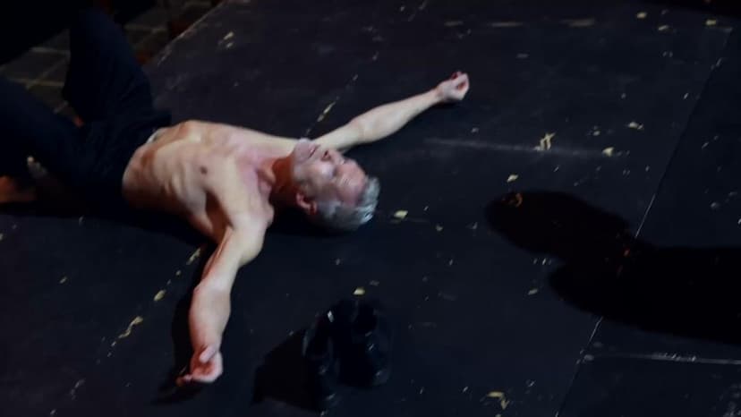 Skuespilchefen oplever jævnligt, at nogen kommer hen og siger: »Jeg hører, du er syg«