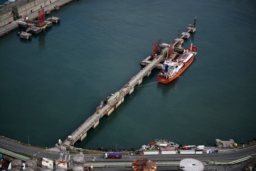 Oil tanker armada heads to Red Sea as Saudis divert from Hormuz