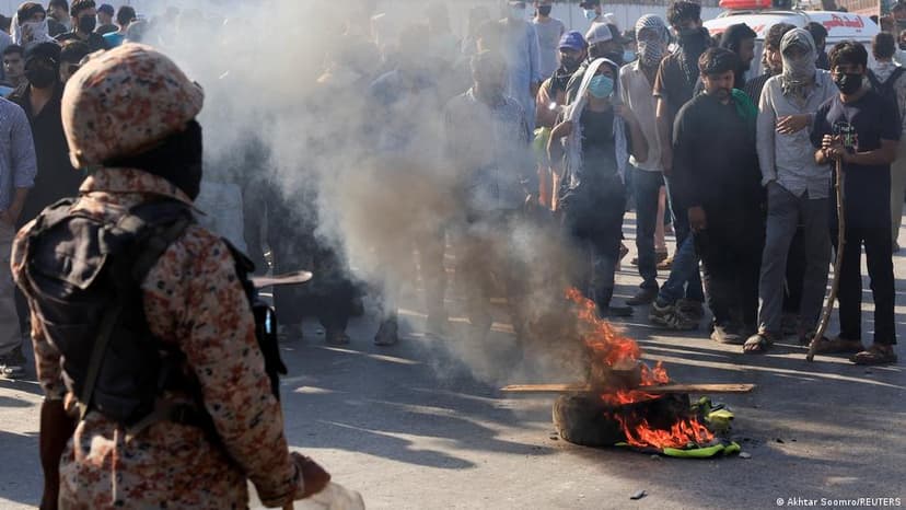 Pakistan imposes curfew after deadly Iran protests