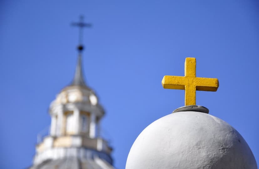 Mirušais palīdz izdziedināties un sīknauda svētītā ūdens traukā: kā Stirnienē «saspēlējas» kristietība un folklora
