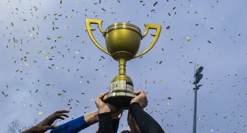 Two big favorites, a crowd of other contenders. A promising football league season begins