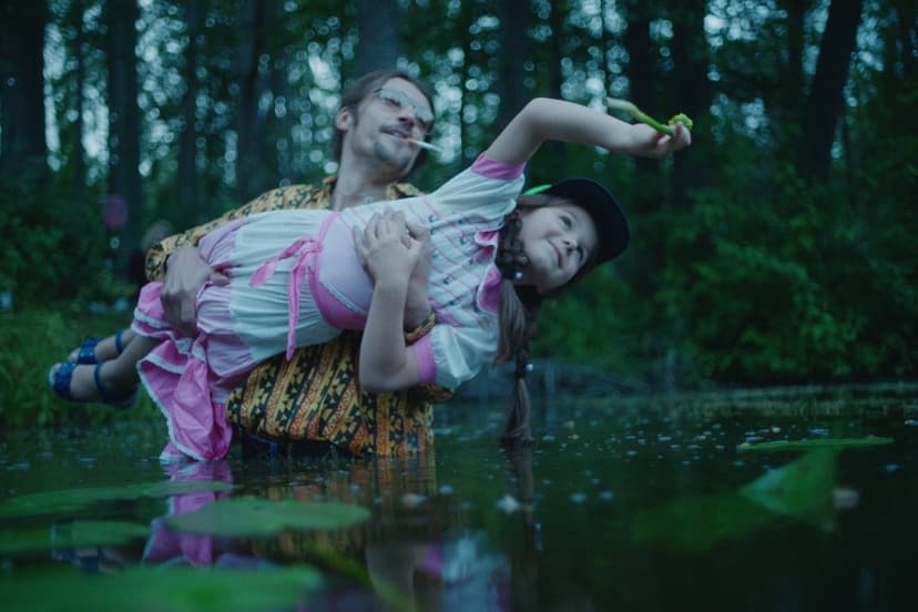 «Cīgas» un ragaviņas. Alises Zariņas filmas «Nospiedumi» apskats
