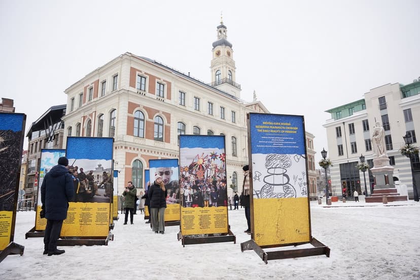 Kara gadadienā izstādēs Rīgā atgādina par Ukrainas cīņassparu un ciešanām
