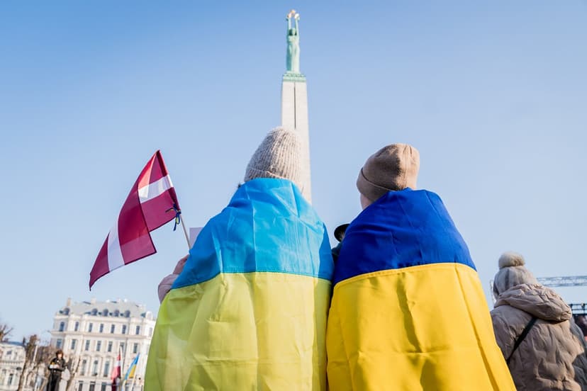 TIEŠRAIDE: «Kopā līdz uzvarai!». Ukrainas atbalsta akcija pie Brīvības pieminekļa
