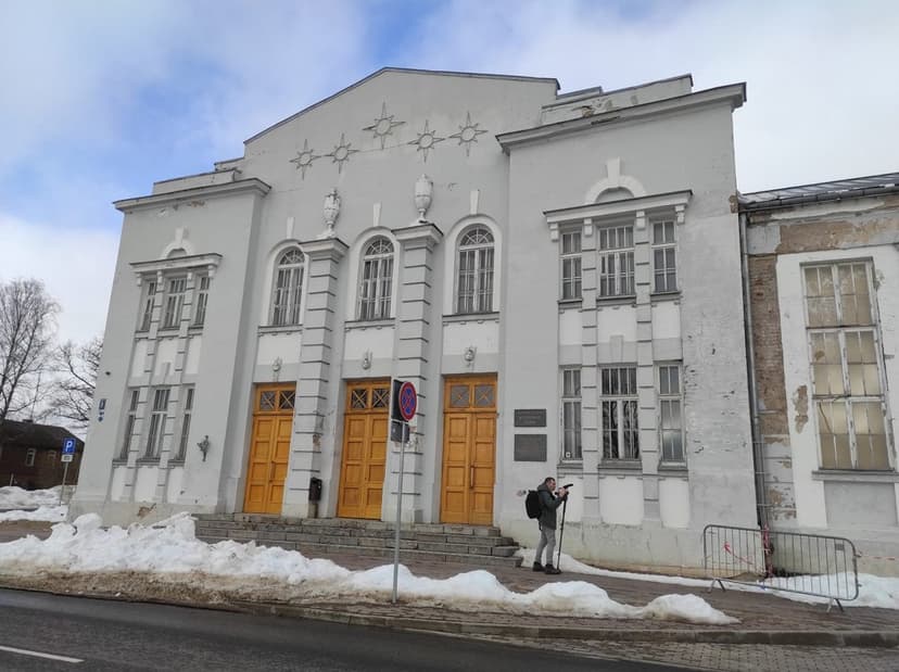 Kolektīvi Rēzeknē mēģina zem tekoša jumta; pašvaldība kārtējo reizi sola renovēt kultūras namu
