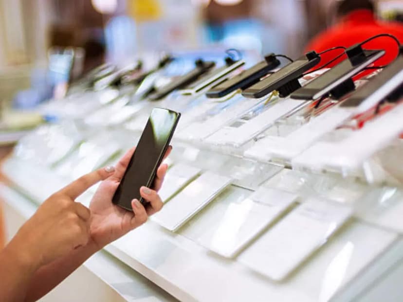 Smartphone Industry Faces Unprecedented Crisis with Rising Prices and Stagnant Innovation