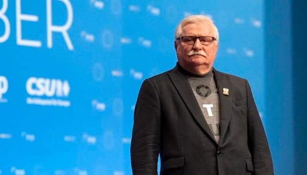Wałęsa explains why he always wears Ukrainian flag pin