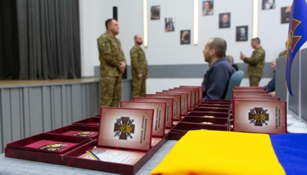 National Guard Commander Meets and Awards Soldiers Released from Captivity
