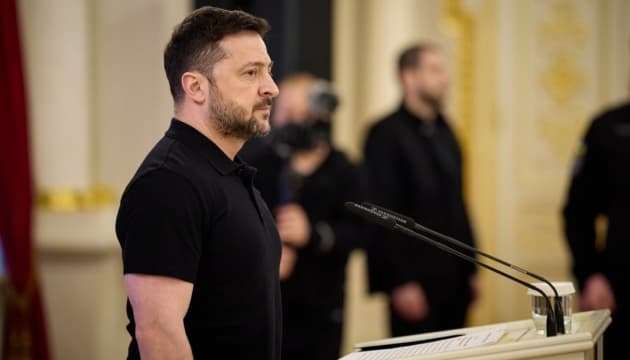 Zelensky honors civilian and military volunteers, presents awards to families of fallen