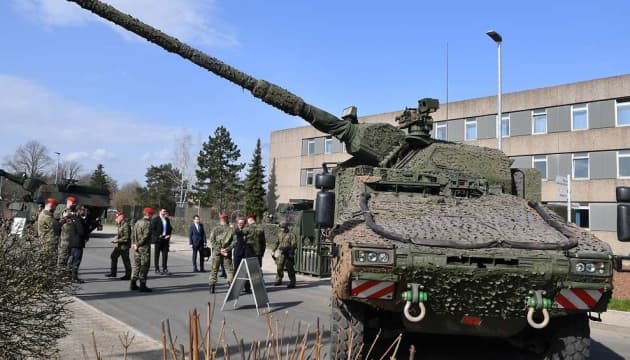 Over 600 Ukrainian Artillery Soldiers Trained on New RCH 155 System in Germany