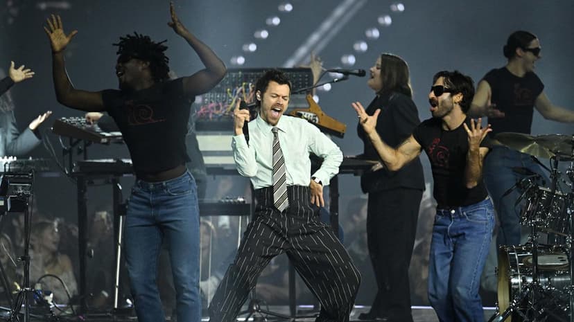 "Chłopak z sąsiedztwa" wraca w dojrzalszym wydaniu. I namawia do tańca