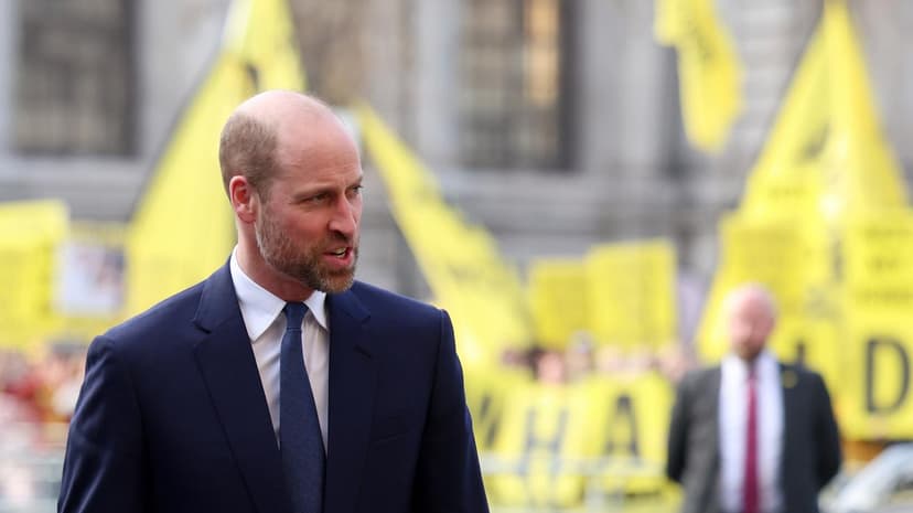 Rodzina królewska powitana przez demonstrantów. "Karol, co wiedziałeś?"