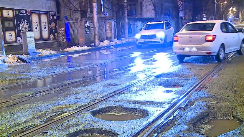 Winter Causes Extensive Potholes in Bucharest, Streets Described as 'Bombed'