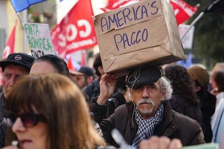 Cop hurt in anti-America's Cup protest in Naples