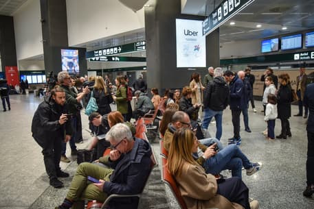 Plane from Abu Dhabi carrying 200 students lands at Malpensa