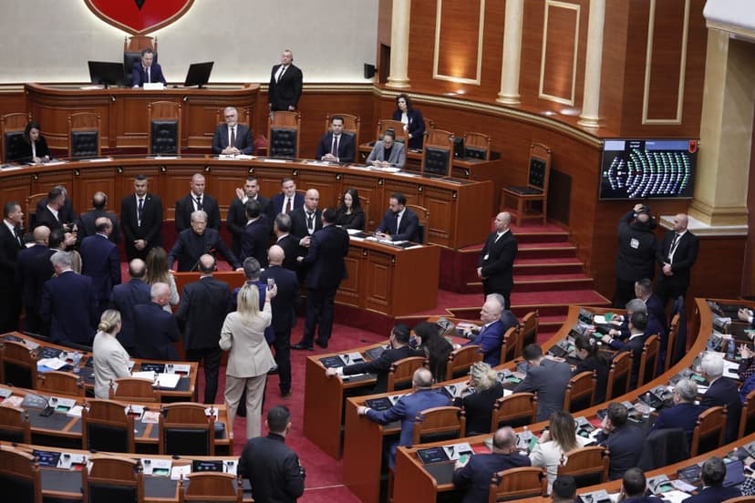 Nga shkarkimet, te emërimet/ Kuvendi miraton mes tensioneve ndryshimet në qeverinë Rama