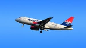 Avion sa evakuisanim građanima sa Bliskog istoka sleteo noćas u Beograd